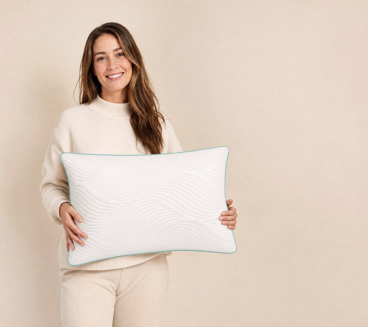 Mujer sosteniendo la almohada WOVEN LIFT CLOUD