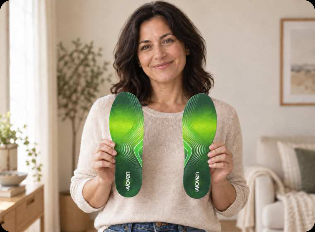 Mujer sosteniendo las plantillas STEADY STEP por arriba y por abajo